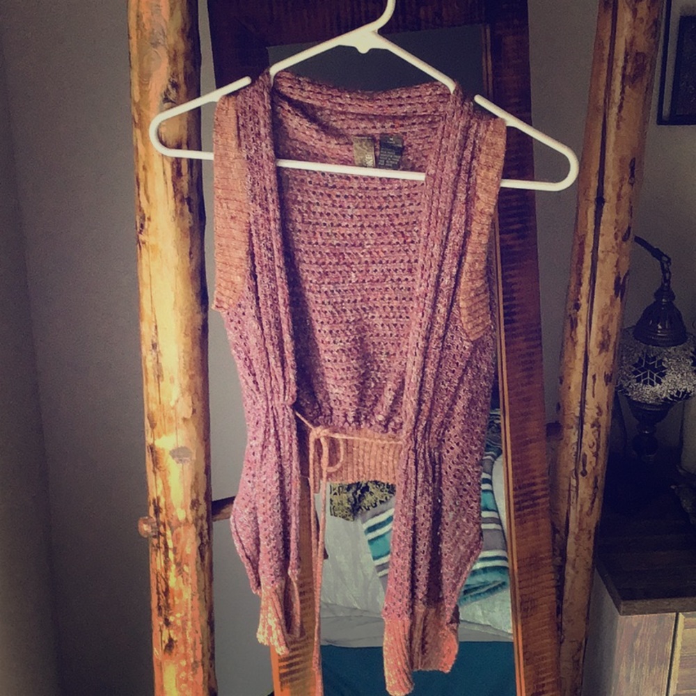 Buckle - Sleeveless Cardigan